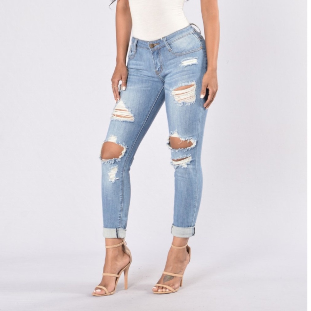 NWOT DISTRESS JEANS